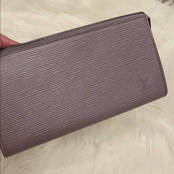 Authentic Louis Vuitton Epi Pochette - Picture 2 of 9